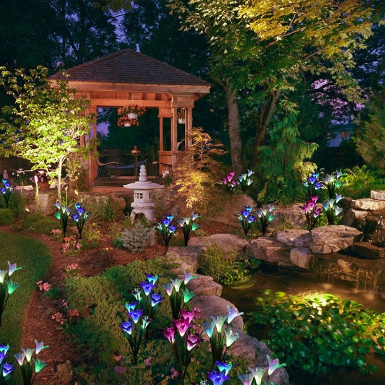 Lámpara solar de 4 cabezas con forma de lirio artificial, luz LED decorativa para césped, resistente al agua IP55.